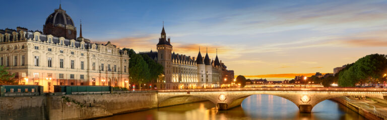Consiergerie,,Pont,Neuf,And,Seine,River,With,Tour,Boat,At